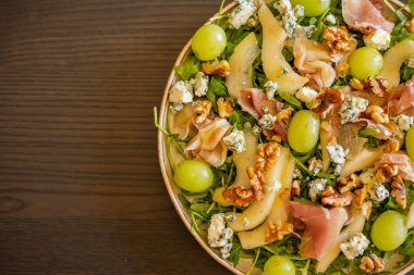 Prosciutto, üzüm ve roka ile nefis salata.