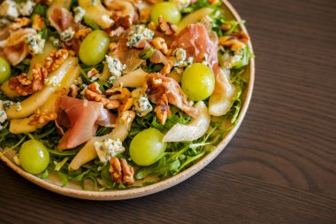 Prosciutto, üzüm ve roka ile nefis salata.