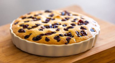 Lezzetli armut ve kızılcık tatlısı, ahşap tahtaya yakın plan. 