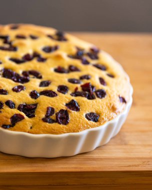 Lezzetli armut ve kızılcık tatlısı, ahşap tahtaya yakın plan. 