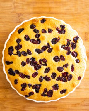 Lezzetli armut ve kızılcık tatlısı, ahşap tahtaya yakın plan. 