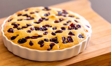 Lezzetli armut ve kızılcık tatlısı, ahşap tahtaya yakın plan. 