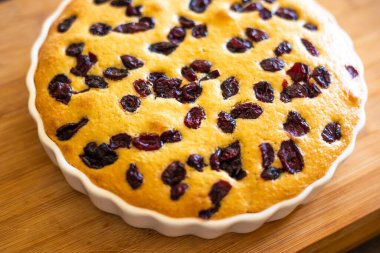 Lezzetli armut ve kızılcık tatlısı, ahşap tahtaya yakın plan. 