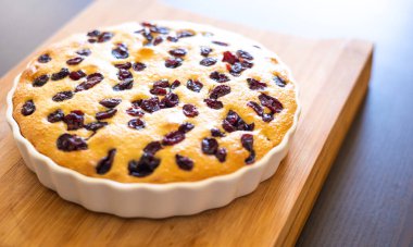 Lezzetli armut ve kızılcık tatlısı, ahşap tahtaya yakın plan. 