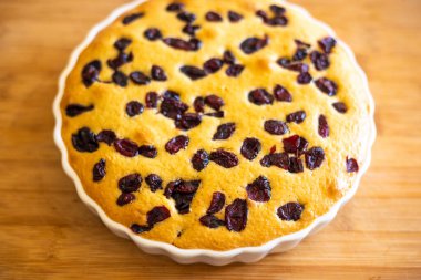 Lezzetli armut ve kızılcık tatlısı, ahşap tahtaya yakın plan. 