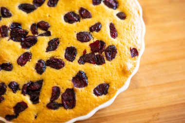 Lezzetli armut ve kızılcık tatlısı, ahşap tahtaya yakın plan. 