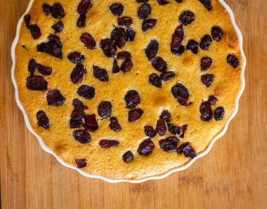 Lezzetli armut ve kızılcık tatlısı, ahşap tahtaya yakın plan. 