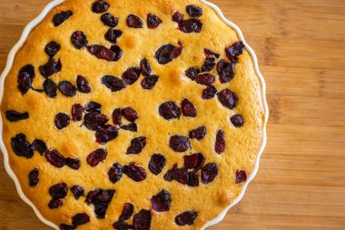 Lezzetli armut ve kızılcık tatlısı, ahşap tahtaya yakın plan. 