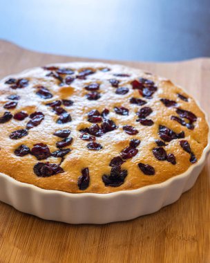 Lezzetli armut ve kızılcık tatlısı, ahşap tahtaya yakın plan. 