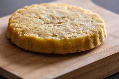 Lezzetli armut ve kızılcık tatlısı, ahşap tahtaya yakın plan. 