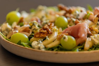 Prosciutto, üzüm ve roka ile nefis salata.