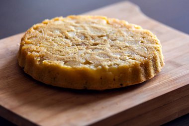 Lezzetli armut ve kızılcık tatlısı, ahşap tahtaya yakın plan. 