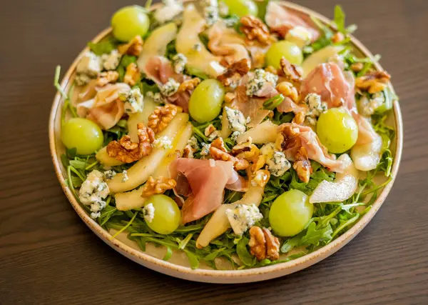 Prosciutto, üzüm ve roka ile nefis salata.