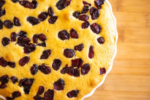 Lezzetli armut ve kızılcık tatlısı, ahşap tahtaya yakın plan. 