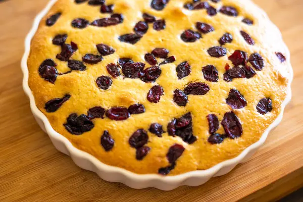 Lezzetli armut ve kızılcık tatlısı, ahşap tahtaya yakın plan. 