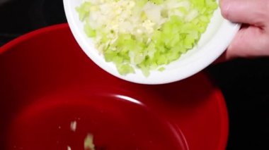 Ev yapımı konfor: yemek yapmak, kırmızı bir tencerede bezelye çorbası hazırlamak.