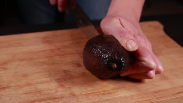 Artesanato Abacate Mulheres Mãos Cortando Abacate Tábua Madeira — Vídeo de Stock