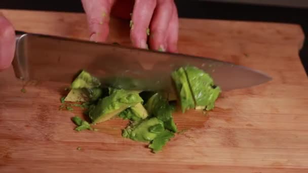 Artesanato Abacate Mulheres Mãos Cortando Abacate Tábua Madeira — Vídeo de Stock