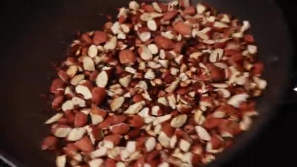 Καρύδι Απόλαυση Καβουρδισμένα Αμύγδαλα Ένα Τηγάνι — Αρχείο Βίντεο