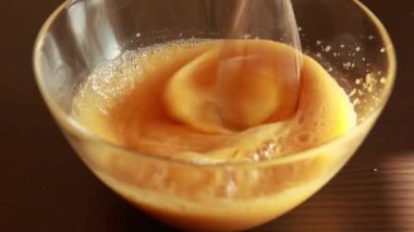 Mutfak füzyonu: cam kasede yumurta ve şekerin karıştırılması