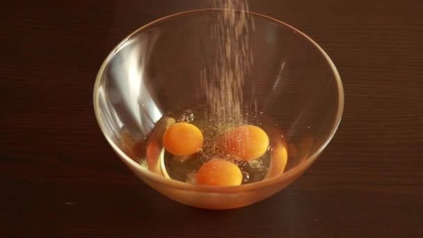 Fusão Culinária Mistura Ovos Açúcar Uma Tigela Vidro — Vídeo de Stock
