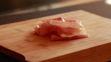 Prosciutto tahtaya yakın planda.