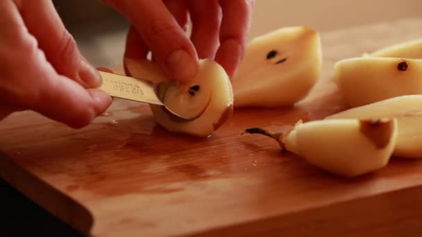 女人用手拿着梨子在木板上做特写 — 图库视频影像