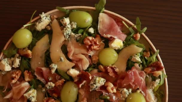 Heerlijke Salade Met Prosciutto Druif Arugula Close — Stockvideo