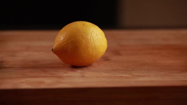 Čerstvý Citron Dřevěné Desce Zblízka — Stock video