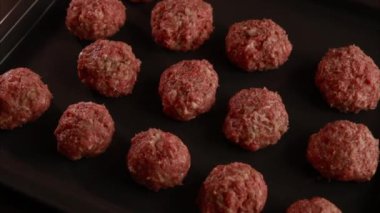  Çiğ köfteleri kapatıyorlar.