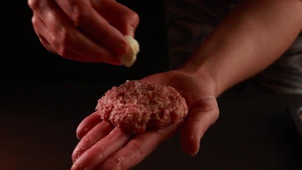 Herstellung Gefüllter Mozzarella Käse Rohe Fleischbällchen Aus Nächster Nähe — Stockvideo