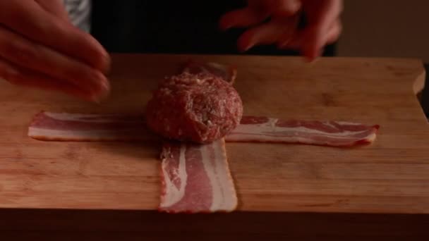 准备熏肉包肉丸子 — 图库视频影像