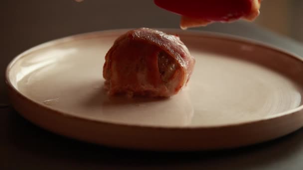 Bacon Indpakket Frikadeller Fyldt Med Mozzarella Ost Close – Stock-video