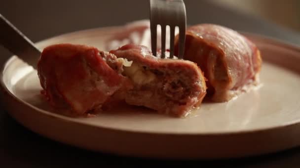 培根包裹的肉丸子里塞满了莫扎拉奶酪特写 — 图库视频影像