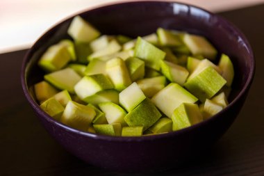 Kasede doğranmış kabak, yakın plan.