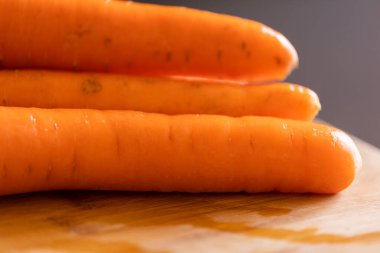 Tahta üzerinde taze havuç yakın plan.