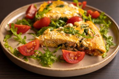 Roka ve vişneli domatesli mükemmel bir brunch için nefis baharatlı frittata.