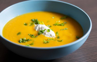 Kremalı ve yeşil soğanlı havuç çorbası.