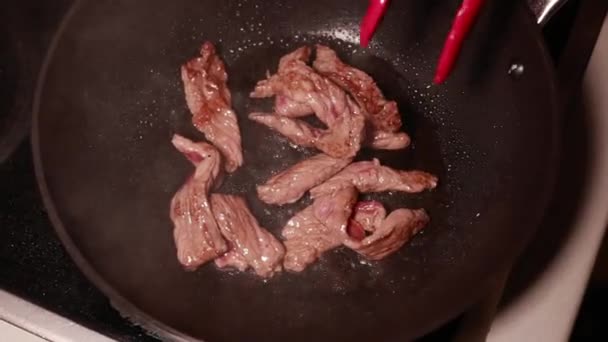 閉じる パンで調理するストリップに牛肉をスライスする — ストック動画