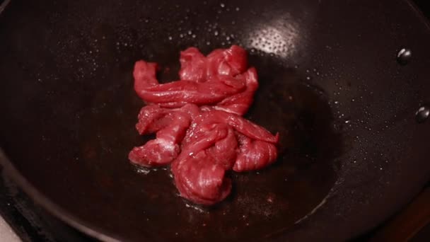 Primer Plano Cortar Carne Res Tiras Cocina Sartén — Vídeos de Stock