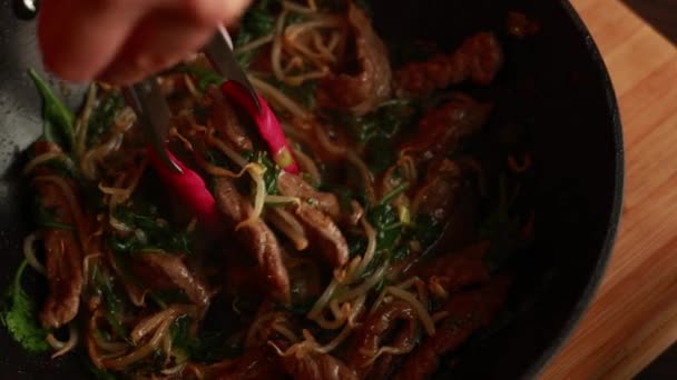 Delicioso Plato Coreano Carne Res Salteada Cerca — Vídeos de Stock