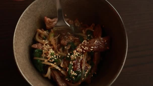 Вкусное Корейское Блюдо Жареная Говядина Крупным Планом — стоковое видео