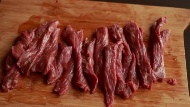 在木板上把牛肉切成条状 — 图库视频影像