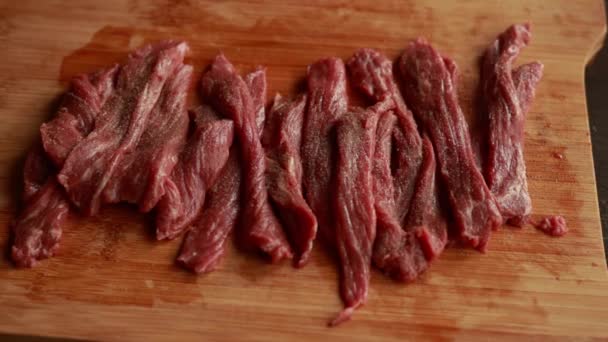 Nahaufnahme Rindfleisch Streifen Auf Holzbrett Schneiden — Stockvideo