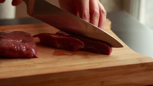 Tahta Bir Tahtanın Üzerinde Kadın Eli Ustalıkla Bifteği Dilimlerken Yakın — Stok video
