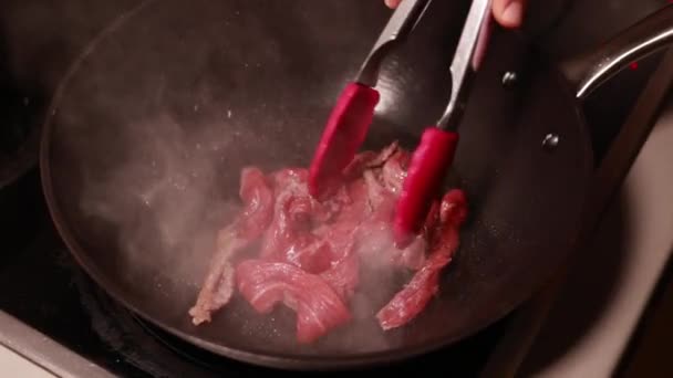 Κοντινό Πλάνο Τεμαχισμός Βοείου Κρέατος Λωρίδες Μαγείρεμα Τηγάνι — Αρχείο Βίντεο