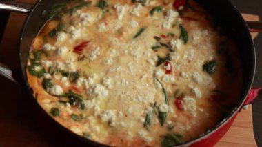 Ispanak ve vişneli domatesli nefis baharatlı frittata.