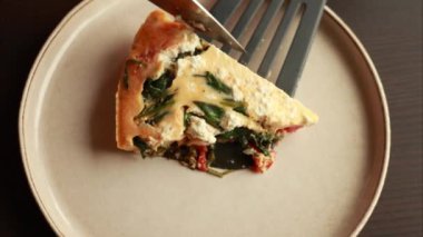 Ispanak ve vişneli domatesli nefis baharatlı frittata.