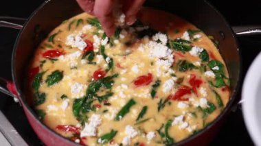  Tavada frittata hazırlarken yakın plan çekimler.