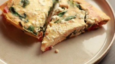 Ispanak ve vişneli domatesli nefis baharatlı frittata.